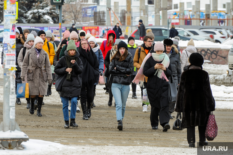 Городские зарисовки. Челябинск
, пешеходный переход, зима, девушки, грязь, пешеходы, дорога