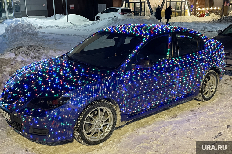 Машина с гирляндами. Челябинск, машина, mazda, автомобиль, мазда, украшения, гирлянда