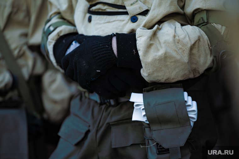 Военно-тактическая подготовка гражданского населения на полигоне. Пермь, тренировка, противостояние, боевики, война, бинт, подготовка, конфликт, вооруженные силы, отдых, бойцы, вооруженные люди, вооруженный человек, руки, солдат, мобилизация, сво, наемники, военный, бойцы сво