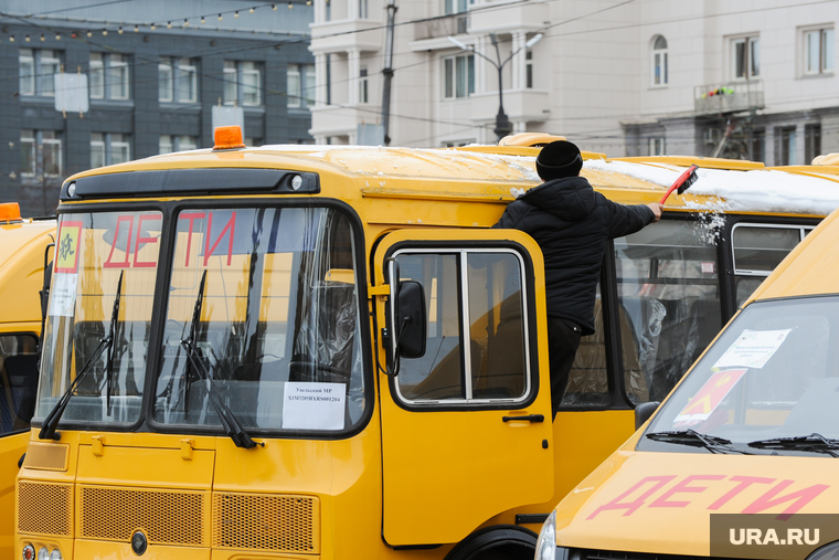 Алексей Текслер на передаче муниципалитетам новых школьных автобусов. Челябинск, школьные автобусы, паз