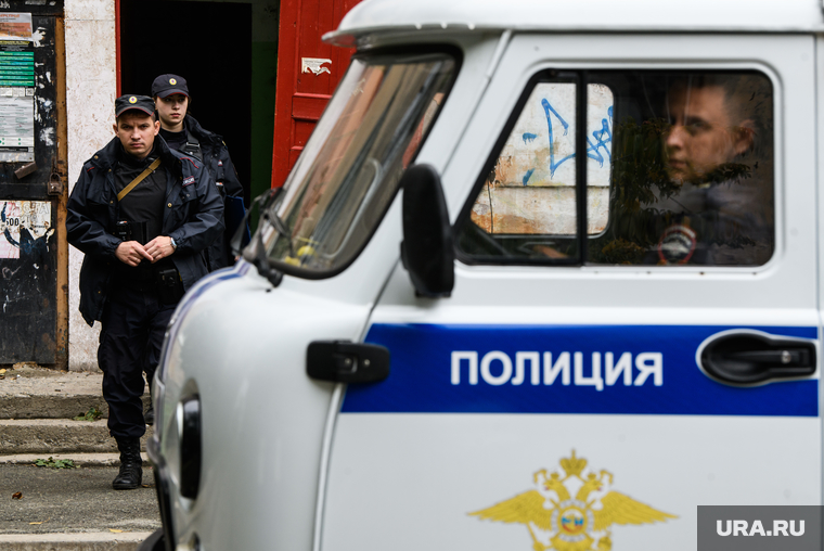 Следственно-оперативные действия в отношении Владимира Александрова. Свердловская область, Нижний Тагил , полицейские, общежитие, подъезд, полиция, полицейский автомобиль