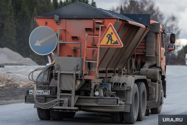 Путинский автобан Р-242 «Пермь – Екатеринбург». Свердловская область, дорожные знаки, трасса, дорога, дорожные работы, дорожная техника, ремонт автодороги