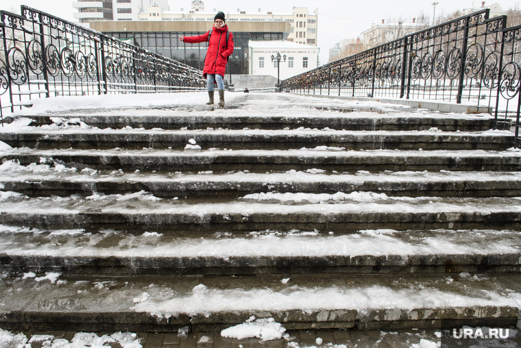 Уборка города после снегопада. Екатеринбург, мост, ступени, гололед, лед на ступенях