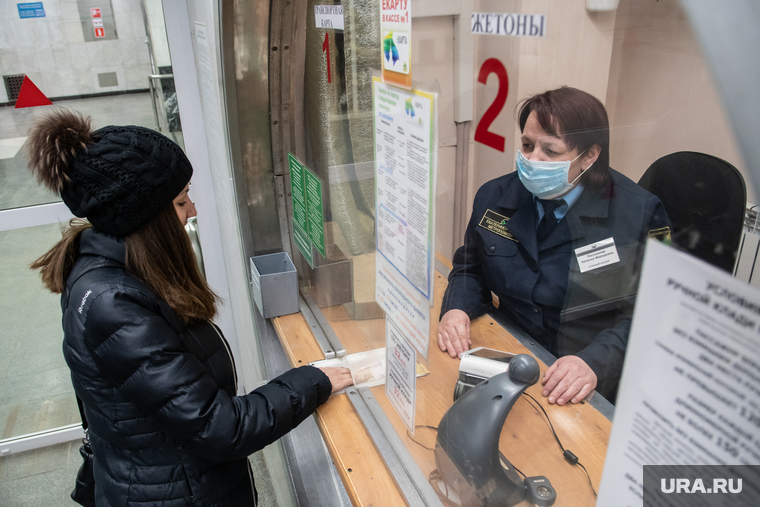 Дезинфекция в екатеринбургском метрополитене против распространения эпидемии коронавируса COVID-19. Екатеринбург, касса, продажа билетов, метрополитен, эпидемия, грипп, орви, медицинская маска, кассир, метро, стоимость проезда в метро, коронавирус