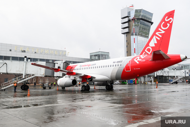 Подготовка рейса авиакомпании Red Wings Екатеринбург-Саратов. Екатеринбург, ред вингс, сухой суперджет, ssj100, sukhoi superjet100, авиакомпания red wings