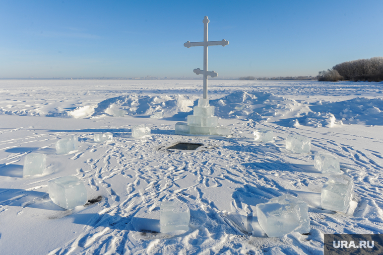 Молебен в честь освящения воды Шершневского водохранилища в Малой Сосновке Сосновского района Челябинской области, снег, купель, крест на льду