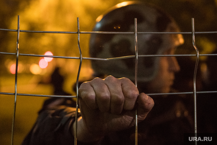 Второй день протестов против строительства храма Св. Екатерины в сквере около драмтеатра. Екатеринбург, решетка, росгвардия, силовые структуры, протест, храм на драме, сквер на драме