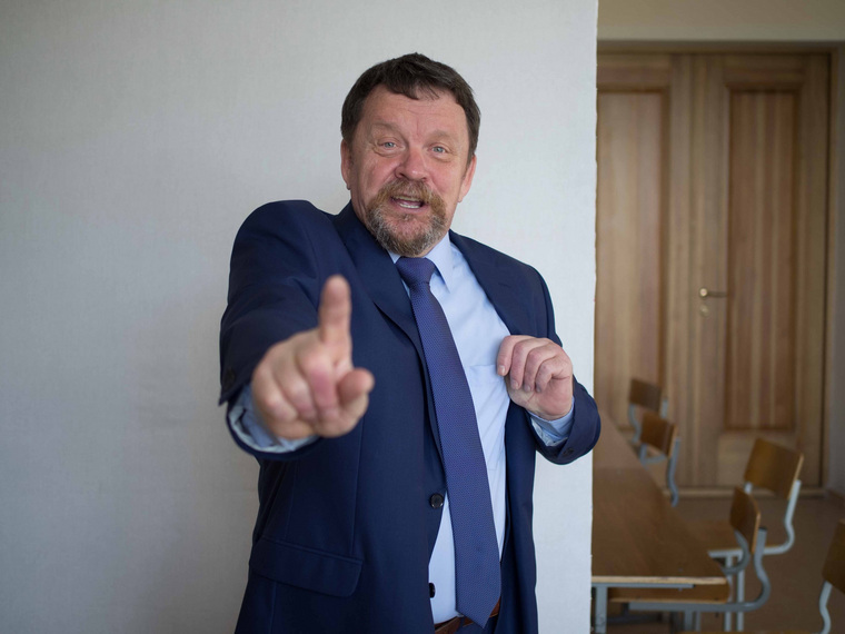 Александр Перцев занимался переводом книг немецких авторов и музыкой