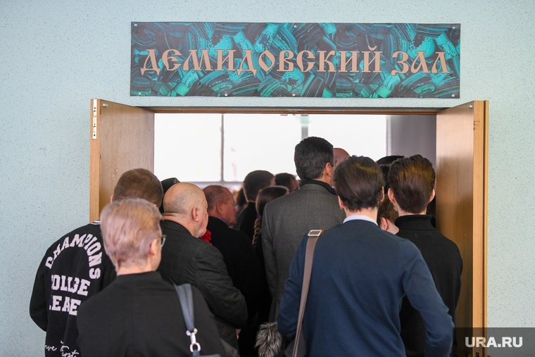 В Демидовском зале не осталось мест, много пришедших стоя ждали очереди, чтобы проститься