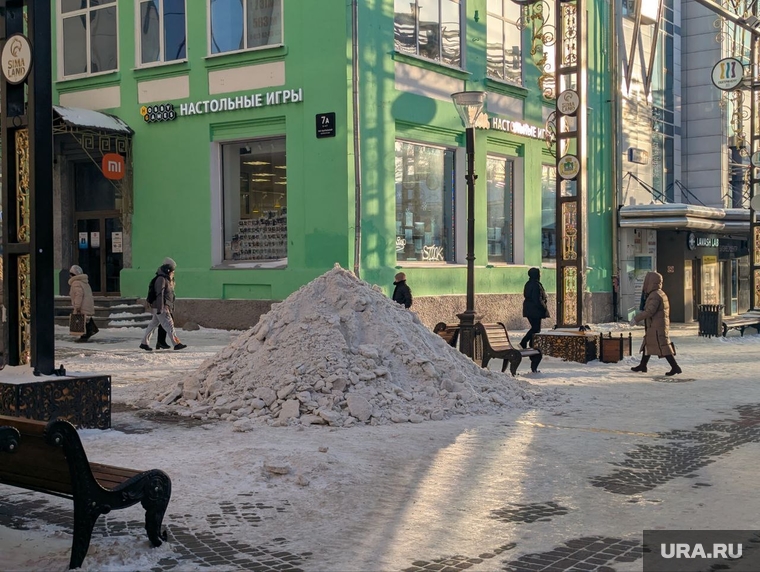 Уборка снега в Екатеринбурге, ленинский район, улица вайнера