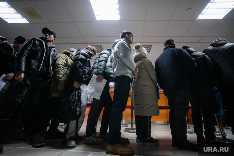 Универсальный миграционный центр. Екатеринбург , мигранты, очередь , универсальный миграционный центр, умц, миграционный учет
