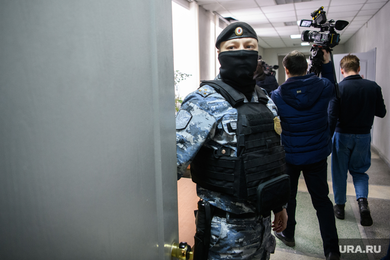 Мера пресечения экс-министру ЖКХ Николаю Смирнову. Екатеринбург , суд, силовик в маске