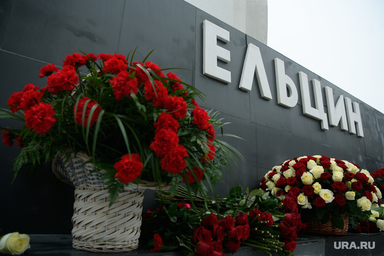 Церемония возложения цветов к памятнику Борису Ельцину в день 94-летия со дня его рождения. Екатеринбург , памятник ельцину