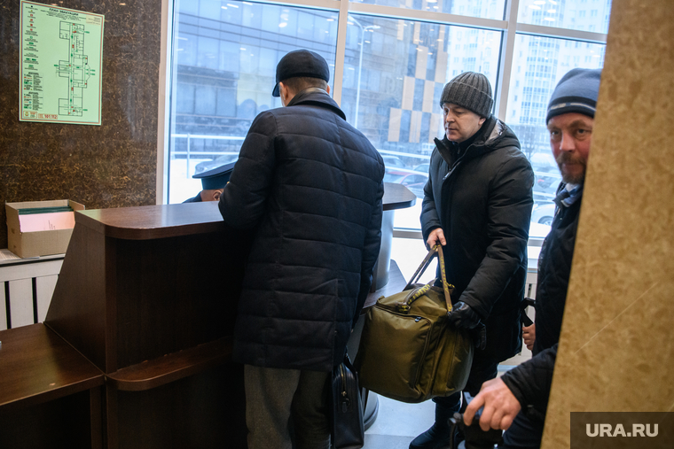 Василий Старков в суд пришел с большой сумкой