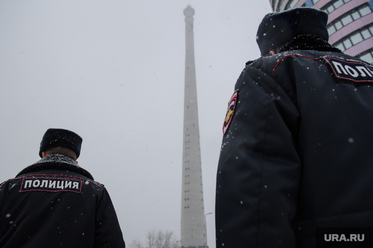 Акция «Обними Башню». Протест жителей Екатеринбурга против сноса недостроенной телебашни, долгострой, снег, полиция, правоохранительные органы, недостроенная телебашня
