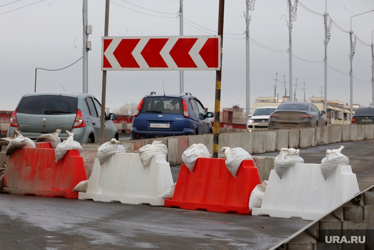 Частичное перекрытие движения на мосту по ул Бурова Петрова. Курган , сужение полос, мост бурова петрова, перекрытие полосы