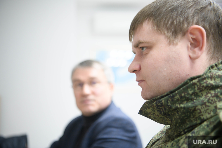 Иван не может уйти на фронт и оставить Галю: больше у нее никого нет
