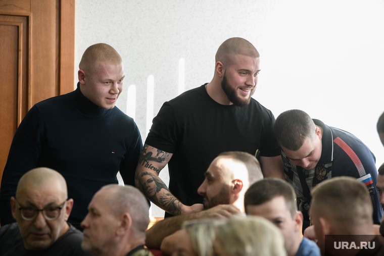 Другие подбадривали подсудимых