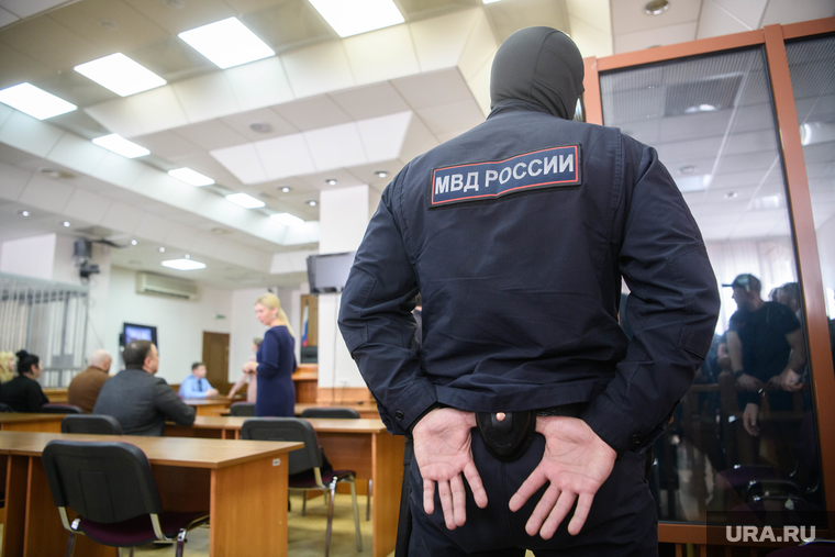 За порядком в зале следили приставы и конвой