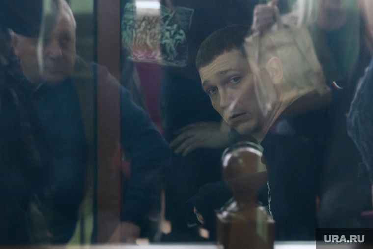 Кто-то махал рукам сотрудникам прессы