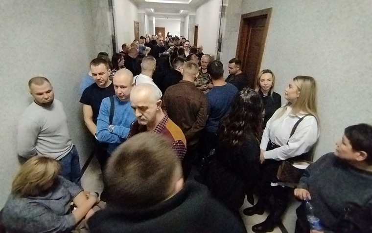 Такое количество народа в стенах областного суда можно увидеть нечасто