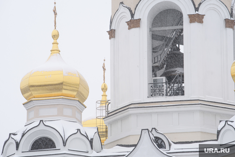 Снегопад в Екатеринбурге. Екатеринбург, снег, колокольня, религия, храм большой златоуст, христианство, православие