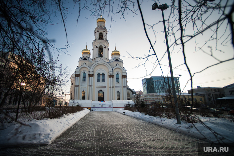 Крещенские купания около храма "Большой Златоуст". Екатеринбург , храм большой златоуст, крещенская купель