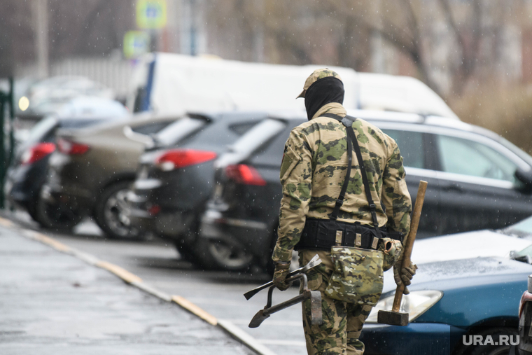 Силовики СОБР у офиса на улице Громова, 24. Екатеринбург , лом, собр, обыск, силовики в масках, силовик с кувалдой