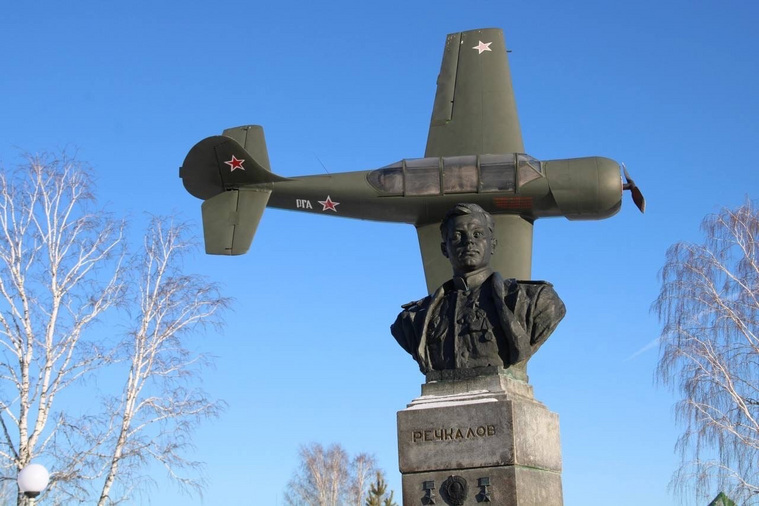 Бюст Речкалова в Зайково, где он родился