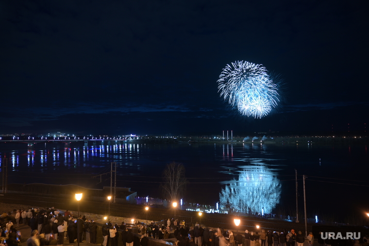 Фейерверк. Пермь, салют, мост, ночь, город, река, вечер, набережная, коммунальный мост, фейерверк, кама, здник, камамост