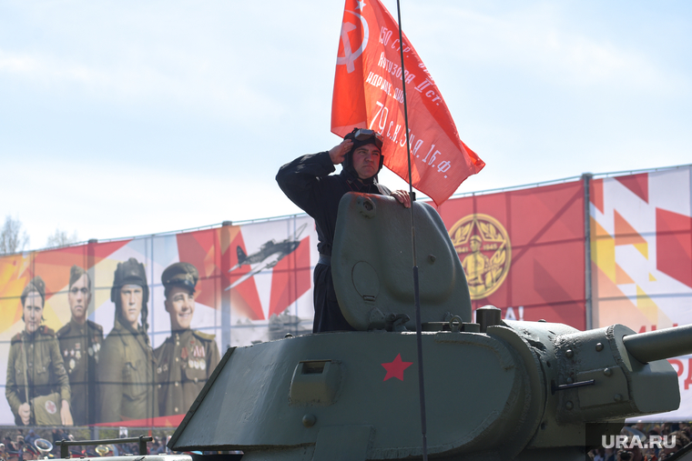 День Победы. Верхняя Пышма , военная техника, военная техника на марше, реконструкторы, день победы, 9 мая, парад, техника ВОВ