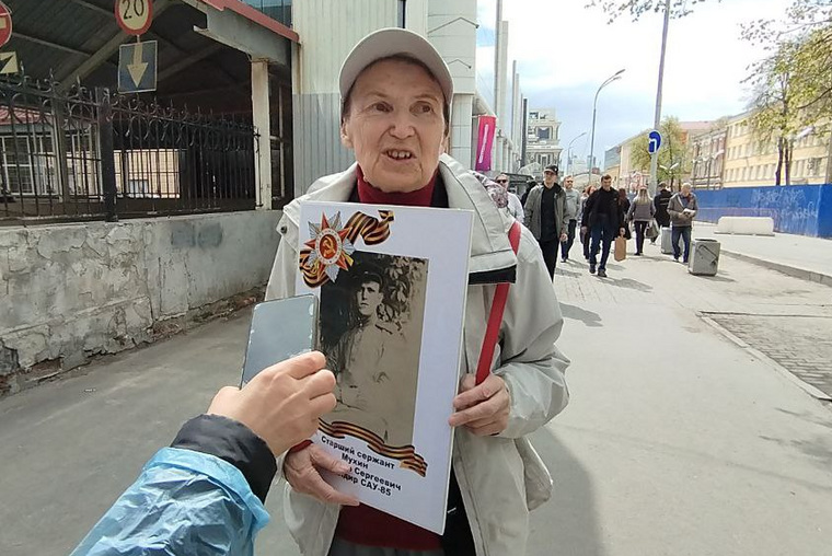 Владимир Мухин расписался на Рейхстаге