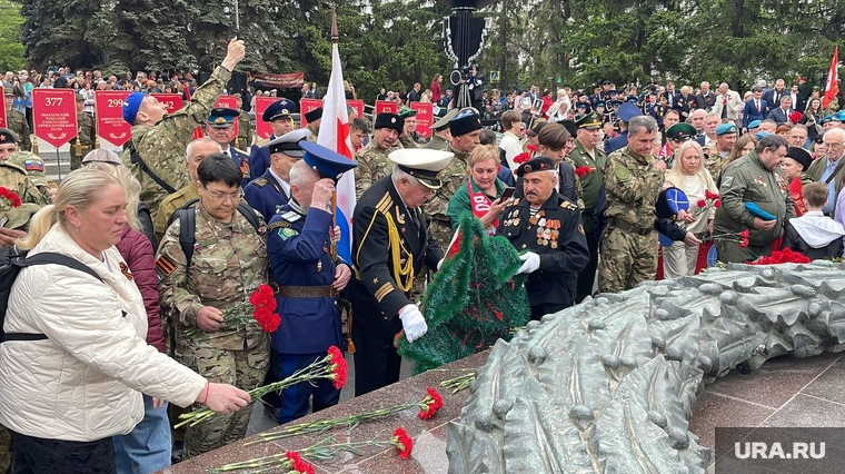 Челябинцы возложили цветы