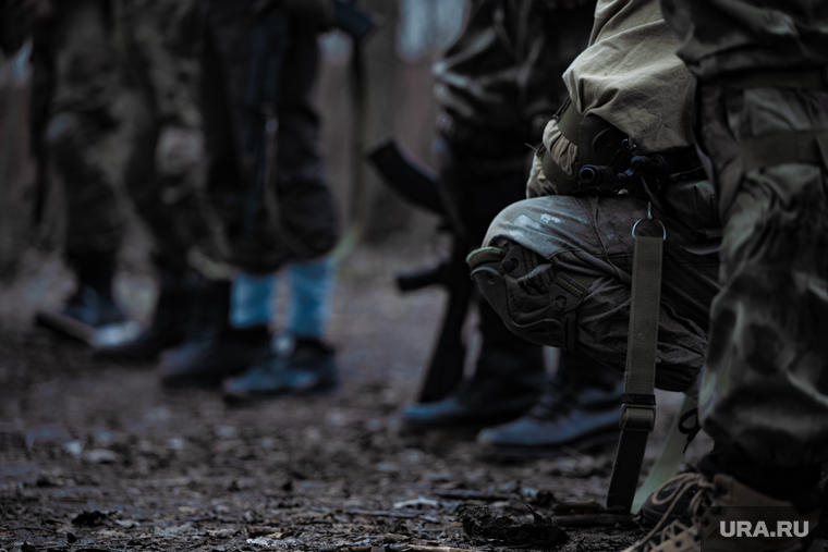 Военно-тактическая подготовка гражданского населения на полигоне. Пермь, тренировка, противостояние, боевики, военные, солдаты, война, подготовка, конфликт, вооруженные силы, бойцы, вооруженные люди, вооруженный человек, весна, солдат, мобилизация, сво, наемники, военный, бойцы сво