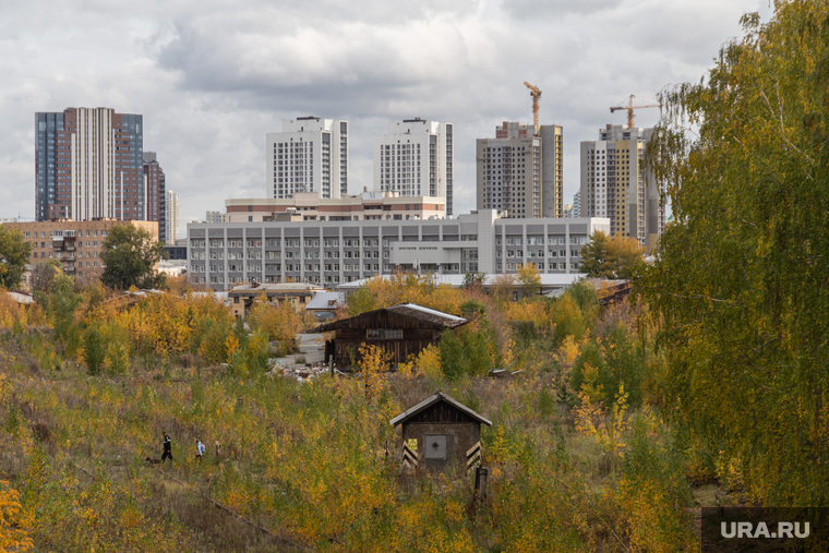 Свердловские зарисовки. Екатеринбург, пустырь, недвижимость, ипотека, осень, строительство, екатерининский парк, многоквартирные дома