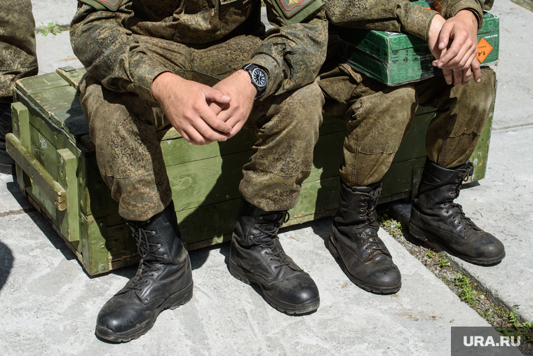 Сбор оружия у гражданских на нужды СВО. Екатеринбург , военные, солдаты, берцы, срочники, ящик для оружия