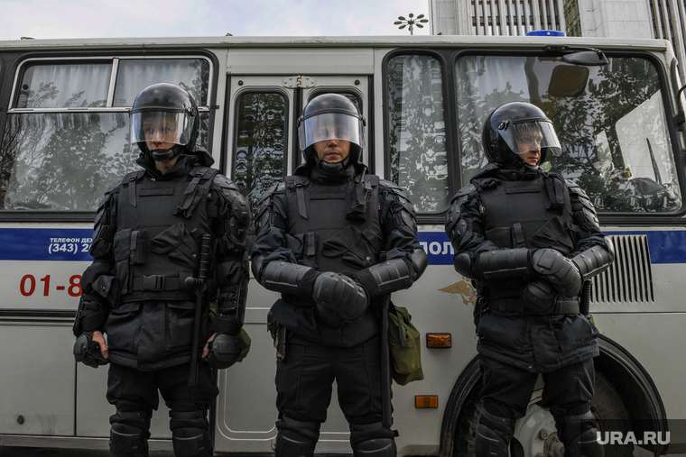 Третий день протестов против строительства храма Св. Екатерины в сквере около драмтеатра. Екатеринбург, омон