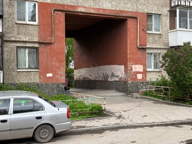 На этом месте стоял автомобиль, который спас ребенка