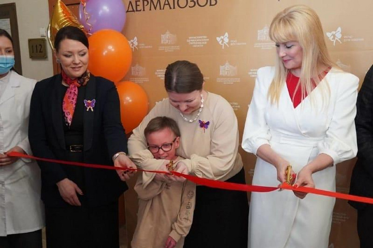 Девочка принимает активное участие в мероприятиях, организованных для детей с аналогичным диагнозом