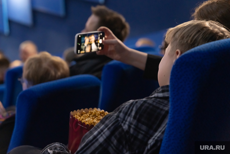 Премьера фильма "Батя 2". Пермь, зрительный зал, смартфон, кинотеатр, попкорн, селфи, зрители