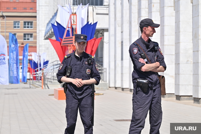 Сотрудники полиции дежурят у здания КДЦ