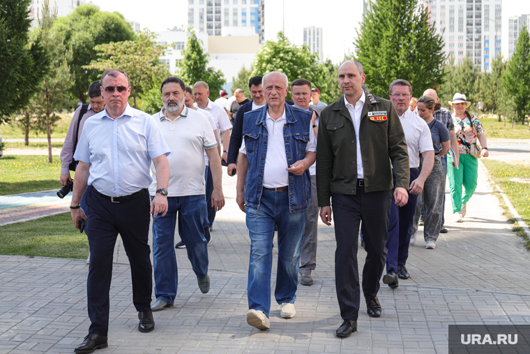 Прямо в целинке Денис Паслер поехал дальше по делам