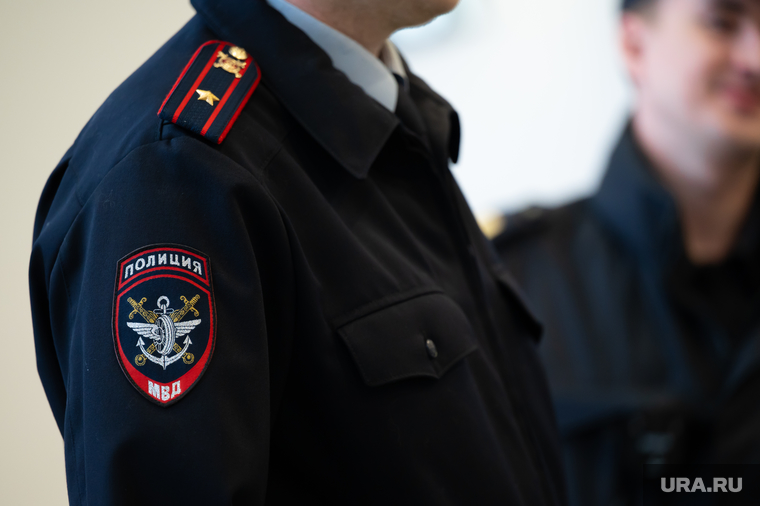 Сотрудники полиции дарят тюльпаны женщинам на 8 марта. Пермь
, мвд, полиция
