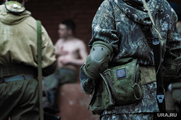 Военно-тактическая подготовка гражданского населения на полигоне. Пермь, тренировка, противостояние, раненый, боевики, военные, солдаты, аптечка, война, подготовка, конфликт, вооруженные силы, бойцы, вооруженные люди, вооруженный человек, солдат, медик, мобилизация, сво, наемники, военный, бойцы сво
