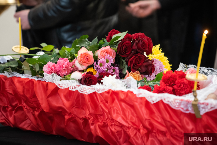 Отпевание жительницы Первоуральска в церкви Космы и Дамиана. Екатеринбург, прощание, цветы, гроб, утрата