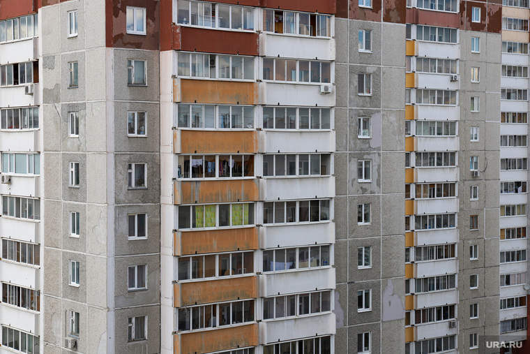 В ХМАО из окна многоэтажного дома выпал 35-летний мужчина