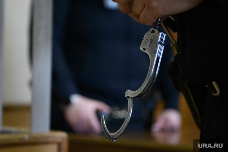 Мера пресечения обвиняемым в похищении, понуждении к действиям сексуального характера и хулиганстве. Свердловская область, Каменск-Уральский , арест, суд, мера пресечения, наручники, судебное заседание, ограничение свободы, конвой в зале суда, конвой в суде