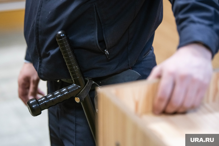 Мера пресечения обвиняемым в похищении, понуждении к действиям сексуального характера и хулиганстве. Свердловская область, Каменск-Уральский , арест, силовик, суд, охрана правопорядка, мера пресечения, полицейская дубинка, полицейский, судебное заседание, конвой в зале суда, конвой в суде