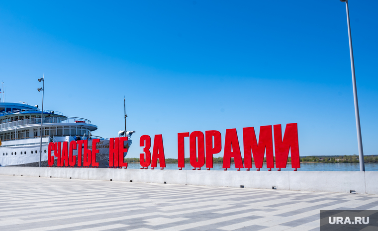 Весна в городе. Пермь, жара, тепло, счастье не за горами, небо, турист, отдыхающие, теплоход, женщина, город, отдых, солнечный день, река, туристы, набережная, пермь 1, речной круиз, речное судно, речное судоходство, тепло в городе, кама, безоблачная погода, безоблачный день, солнечная погода