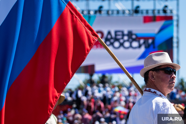 Певческий праздник «Хором славим Россию и город» в Историческом сквере. Екатеринбург, триколор, флаг россии, день россии, 12 июня